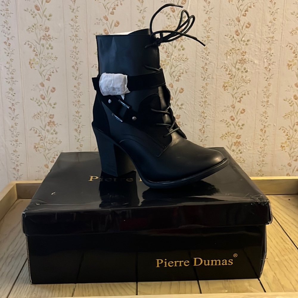 Pierre Dumas Black boot. Lace and zipper